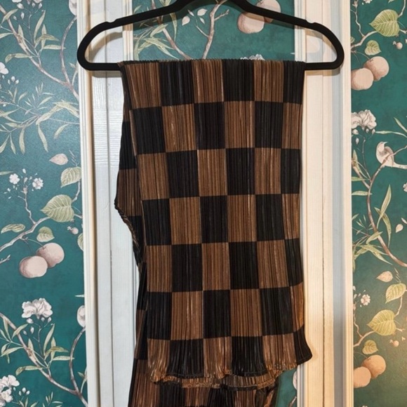 Long Sleeve Plissé Set in Mocha + and Black Checkerboard - Picture 2 of 3